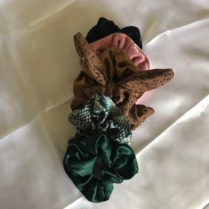 ✨~ Bundle of 6 Scrunchies~✨